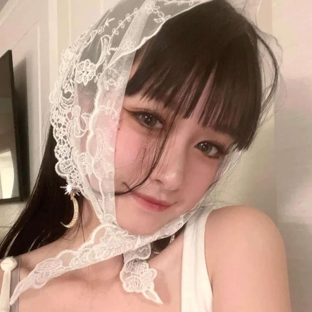 他在窥着你